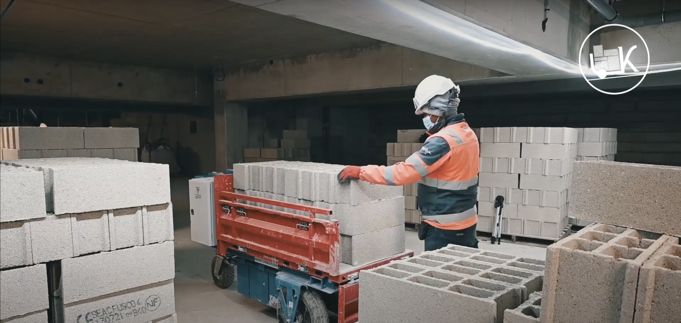 Kross builder chariot électrique utilisé afin que les compagnons puissent transporter des parpaings sans aucun effort, sur le chantier SICRA IDF Vinci